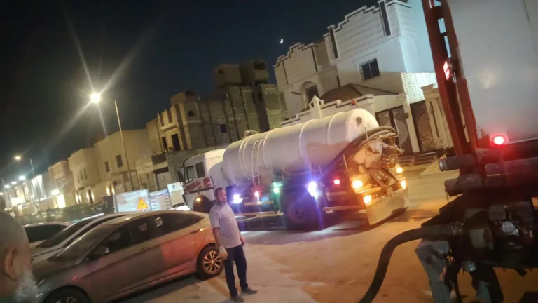 وايت شفط بيارات يعمل ليلًا في أحد أحياء الرياض